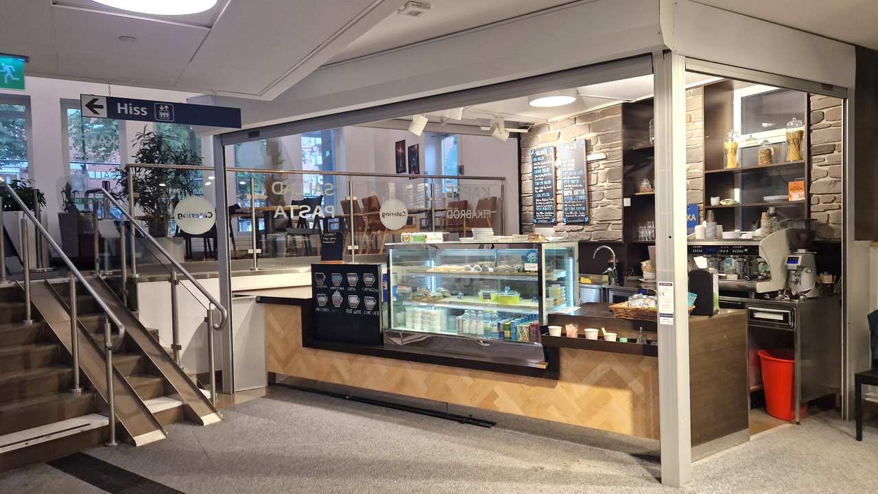 Cafe vid entrén till Maria sjukhus.