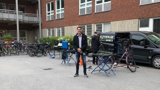 Fastighetsförvaltare på cykeldagen för Handens sjukhus.