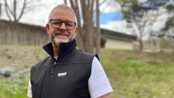 Leif Engström fotad utomhus.