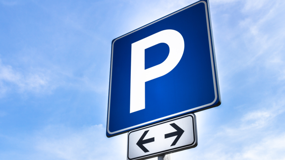 En blå parkeringsskylt med en pil som pekar åt höger och vänster.