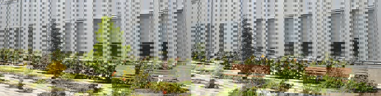 Detalj av fasad på byggnad vid Södertälje sjukhus.