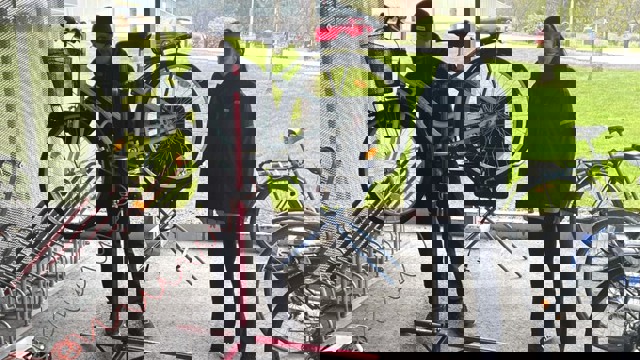 Fastighetsförvaltare står bredvid cykelmekaniker vid ett cykelgarage.