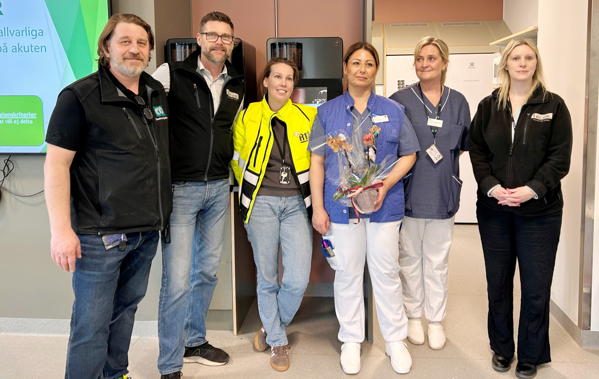 Sex personer fr&aring;n Locum och Danderyd sjukhus st&aring;ende bredvid varandra under invigning av ombyggd ambulanstriage.