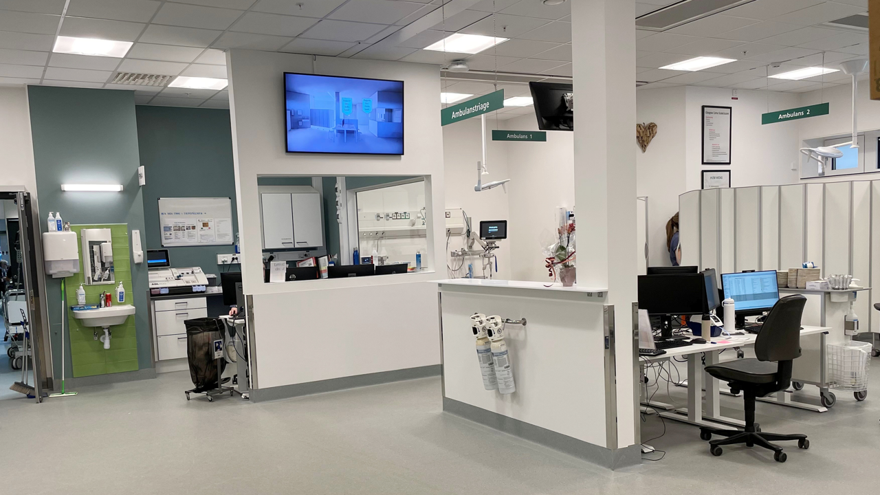 Ombyggd ambulanstriage vid Danderyds sjukhus med s&auml;ngplatser och &ouml;vervakning.