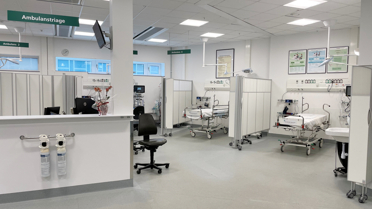 Ombyggd ambulanstriage vid Danderyds sjukhus med s&auml;ngplatser och &ouml;vervakning.