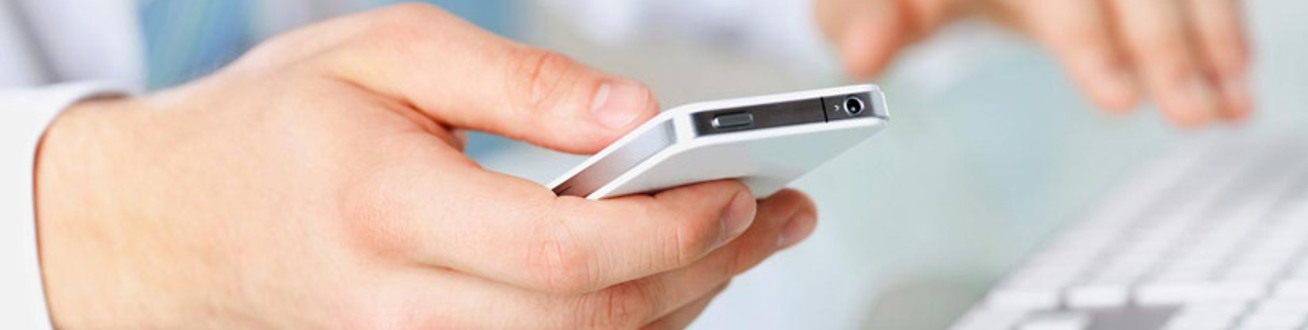 En närbild av en person som använder en mobiltelefon.