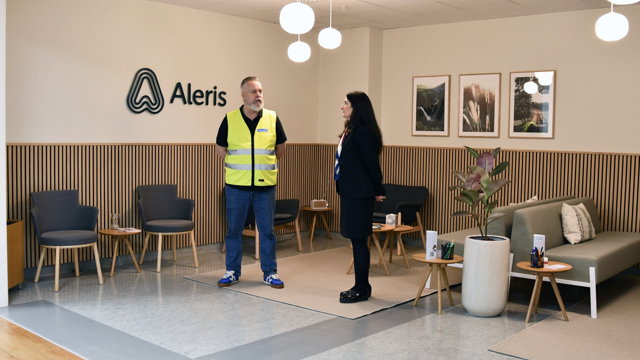 En man och en kvinna som står i ett väntrum med flera sittmöbler.