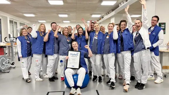 En grupp medarbetare på fysioterapin samlade i träningsrum