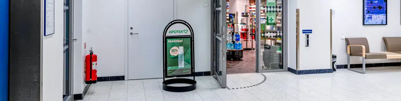 En tom hisshall
 med en skylt där det står apotek