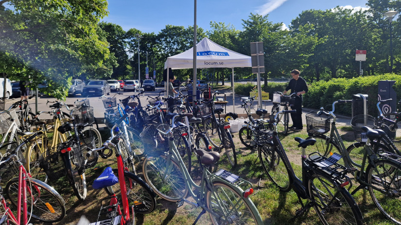 Flertal cyklar st&aring;r parkerade p&aring; gr&auml;smattan och v&auml;ntar p&aring; service.