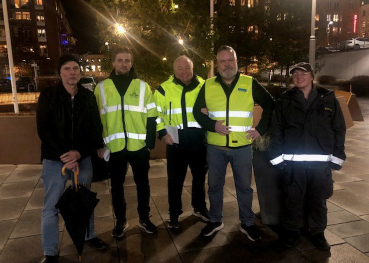 Fem personer st&aring;r utomhus i m&ouml;rker f&ouml;r att g&aring; trygghetsrondering runt sjukhuset.