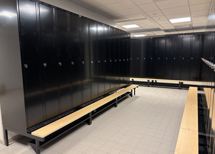 Svarta sk&aring;p i omkl&auml;dningsrum f&ouml;r personal.