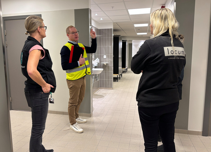 Svarta sk&aring;p i omkl&auml;dningsrum f&ouml;r personal.