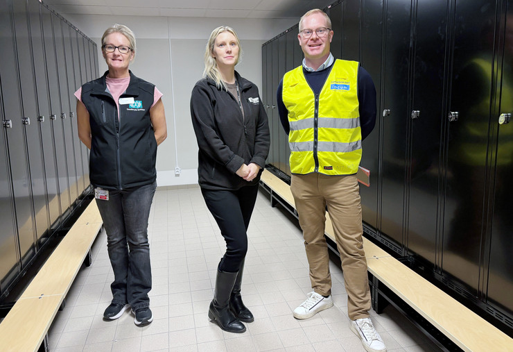 Elisabeth Karlsson, Martin Max, Cecilia Berg vid sk&aring;p i ett nytt omkl&auml;dningsrum vid Danderyds sjukhus.