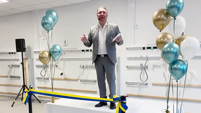 Jens Sjöström talar på scen under invigning vid Danderyds sjukhus.