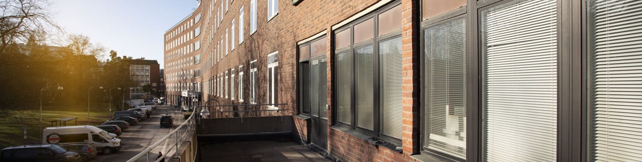 Utomhusbild på fasad inom Solna sjukhusområde