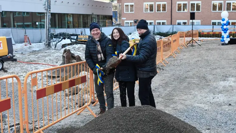 Jens Sjöström, styrelseordförande Locum, Aida Hadzialic, finansregionråd och Christophe Pedroletti, sjukhusdirektör på Karolinska Universitetssjukhuset, tog det första spadtaget för den nya vårdbyggnaden för cancerbehandling i Solna.