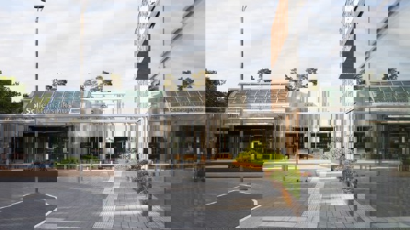 Huvudentrén till Sollentuna sjukhus med stora glaspartier.