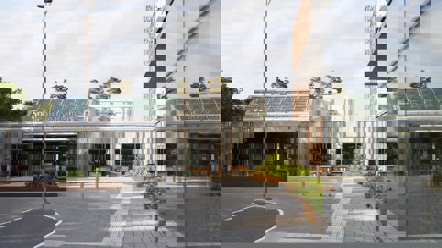 Huvudentrén till Sollentuna sjukhus med stora glaspartier.