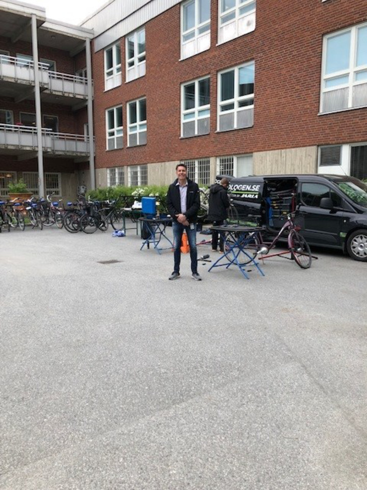 Fastighetsförvaltare på cykeldagen för Handens sjukhus.