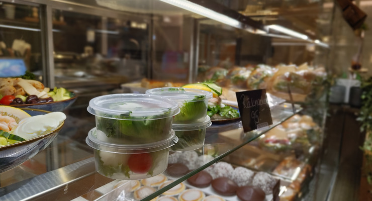 Ett skåp fyllt med olika typer av mat och fikabröd.