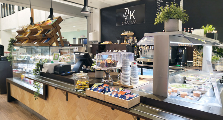 En restaurangdisk med olika sorters mat och fika på.