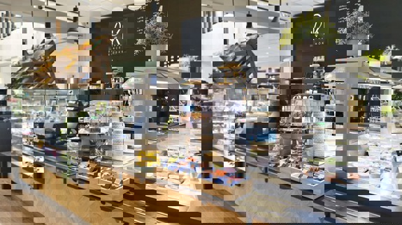 En restaurangdisk med olika sorters mat och fika på.