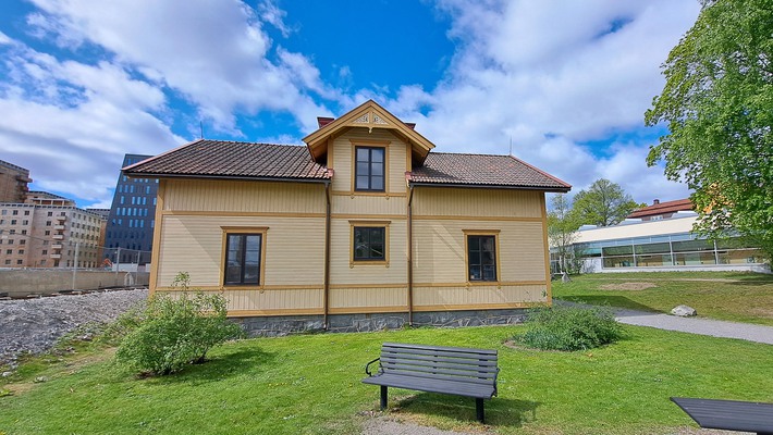 Ett hus med en bänk framför.