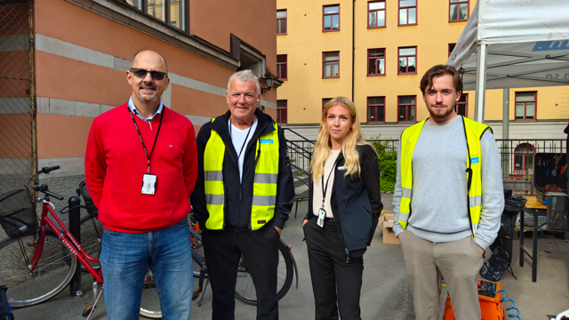 Locummedarbetare som står bredvid varandra på cykeldag.