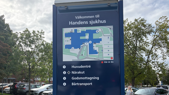 Utomhuskarta som visar var bland annat huvudentrén finns.