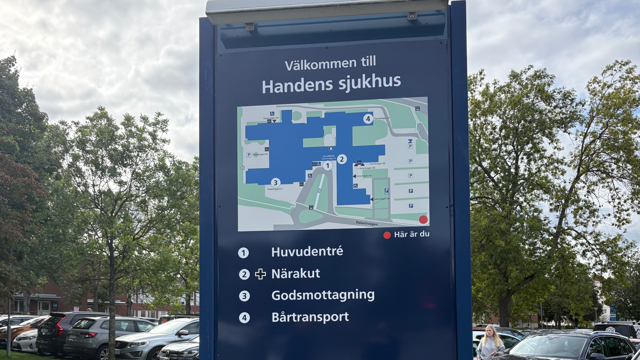 Utomhuskarta som visar var bland annat huvudentrén finns.