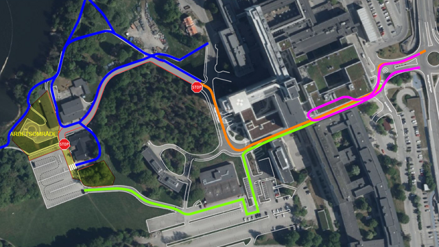Flygfoto över del av sjukhuspark vid Danderyds sjukhus med markering för plats där det ska grävas.