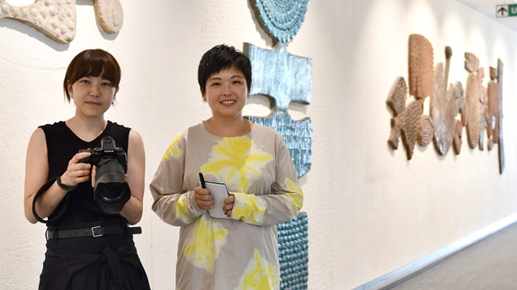 Fotograf och redaktör från Japan som dokumenterar Stig Lindbergs konst på Nacka sjukhus.