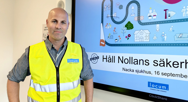 Kristian Antin i gul varselväst vid skärm som presenterar Håll Nollans säkerhetspush 2025.