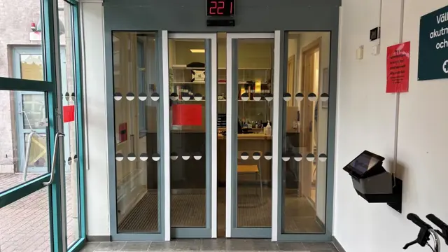 Skjutdörrar in till kassan på akuten vid Norrtälje sjukhus.