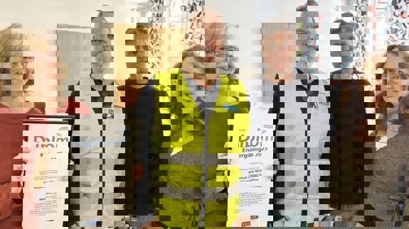 Två män från Locum delar ut diplom  vinnare av Energibingo på Sabbatsberg sjukhus till två kvinnor från Rehab City Norrmalm.