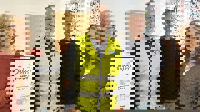 Två män från Locum delar ut diplom  vinnare av Energibingo på Sabbatsberg sjukhus till två kvinnor från Rehab City Norrmalm.