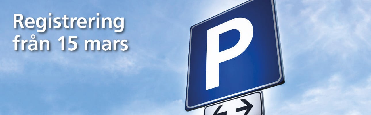 Parkeringsskylt mot en blå himmel. En text "Registrering från 15 mars"