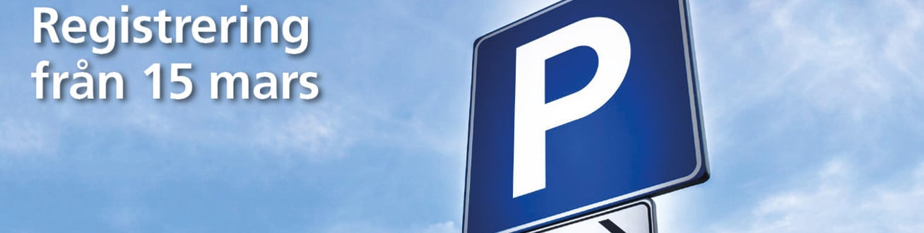 Parkeringsskylt mot en blå himmel. En text "Registrering från 15 mars"