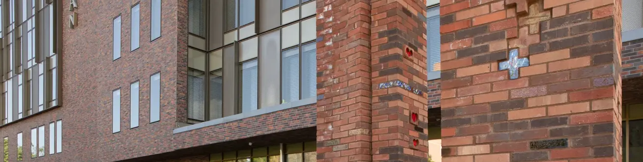 Tegelfasad vid St Görans sjukhus.