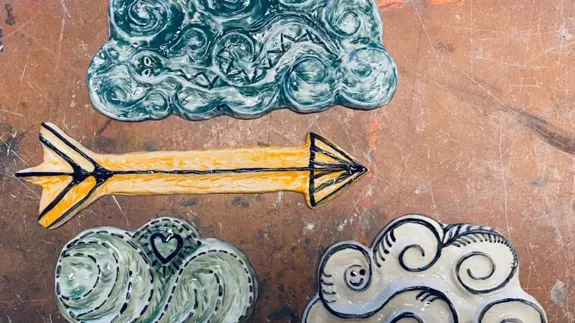 En målning av ett moln och en pil.