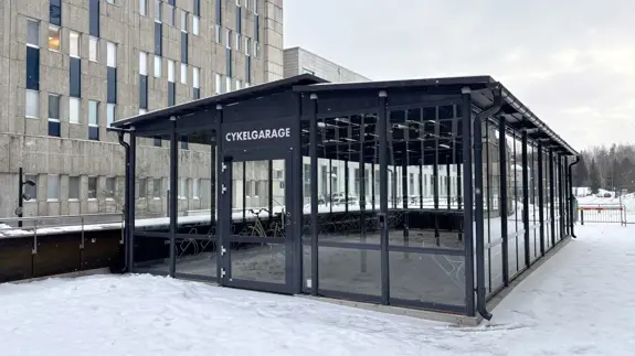 Ett cykelgarage mellan byggnader. 