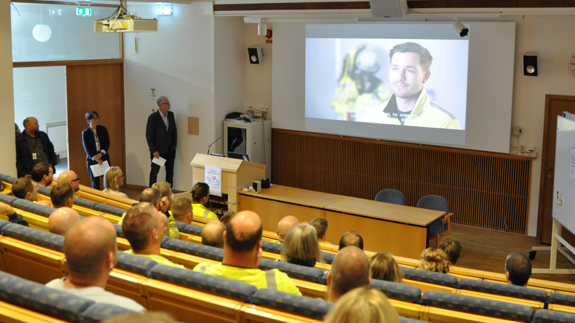 Aula med deltagare på Håll Nollans säkerhetspush som tittar på en film.