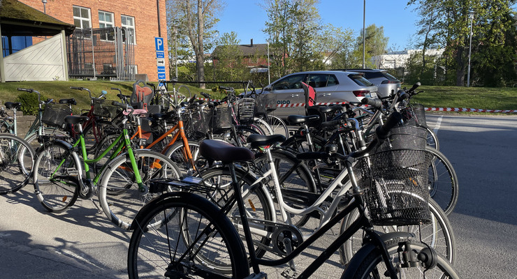 Cyklar på rad under cykeldag vid Norrtälje sjukhus 2025.