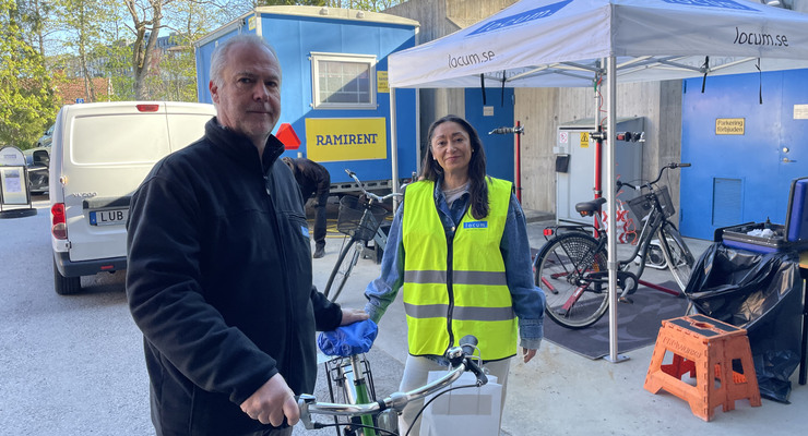 Anders Malm och Michelle Pérez med en cykel under cykeldag vid Norrtälje sjukhus 2025.