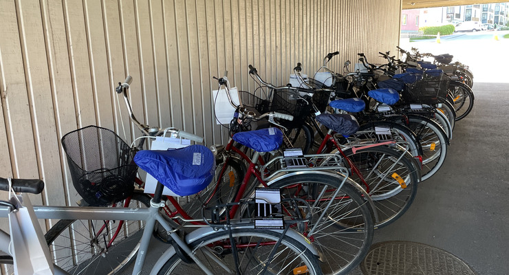 Cyklar på rad under cykeldag vid Norrtälje sjukhus 2025.