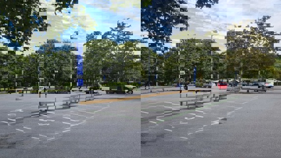 Parkeringsplatser med laddplatser på Dalens sjukhus.