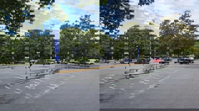 Parkeringsplatser med laddplatser på Dalens sjukhus.