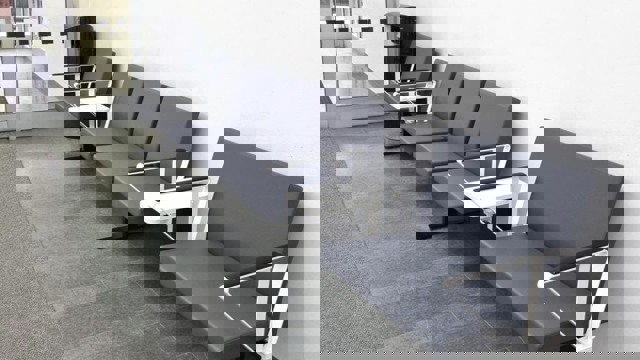 Sittmöbler för patienter och besökare vid publik yta.