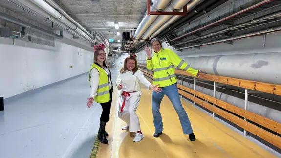 En grupp människor som står i en tunnel.